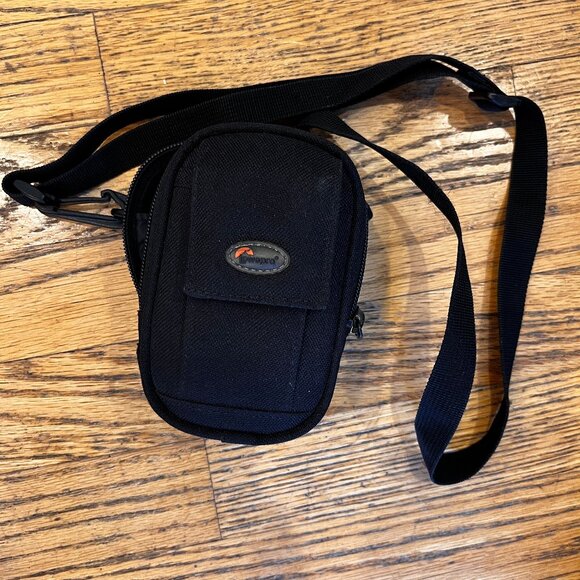 Lowerpro Small Black Portable Digital Camera Case with Adjustable Strap - Picture 3 of 12